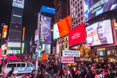 Times Square, New York - 18 Aralık 2016: gece görünümü Times Meydanı sokak sokak sanatçıları ve büyük kalabalık ile