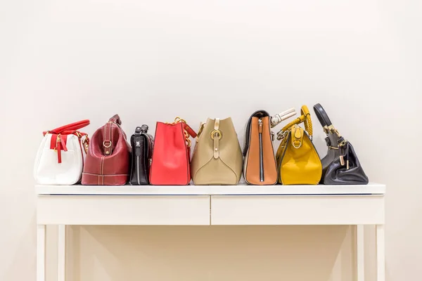 Colección de bolsos de pie en una fila — Foto de Stock