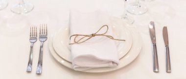 Restoranda plaka, çatal, peçete ve bıçak
