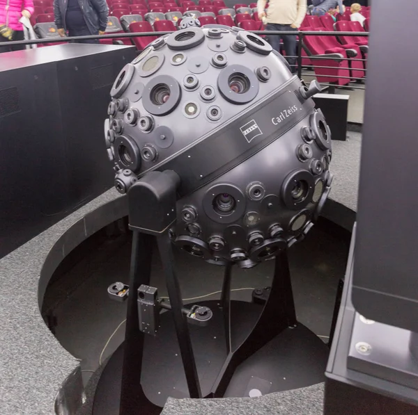 MOSCÚ, RUSIA - 28 DE SEPTIEMBRE: Proyector Cosmorama optomecánico del Planetario de Moscú. El planetario presenta espectáculos preparados . — Foto de Stock