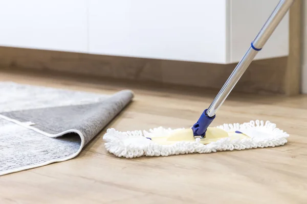 Suelo de madera con fregona blanca, concepto de servicio de limpieza — Foto de Stock