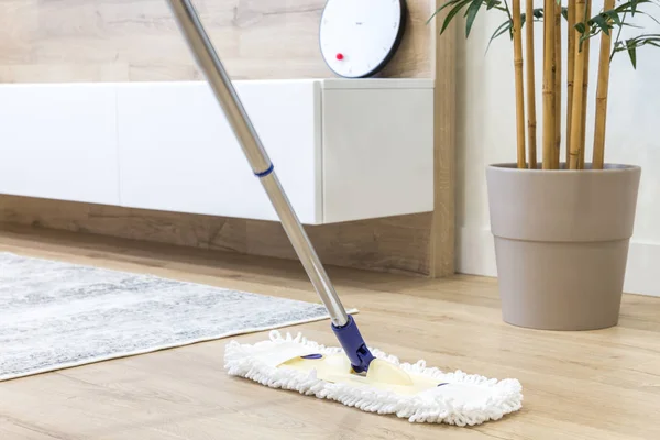 Drewniana podłoga z białym mopem, koncepcja usługi sprzątania — Zdjęcie stockowe