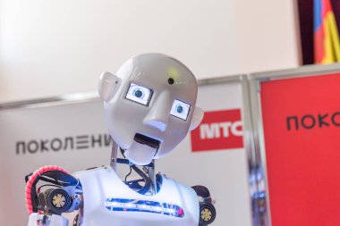 Stavropol, Rusya-6 Nisan 2019: modern promo robot, Stavropol, Rusya 'da teknoloji sergisi