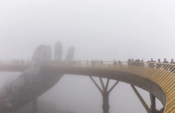 Danang, Vietnam - ENERO 04, 2019: Vista en la niebla del puente de oro en las colinas de Ba Na en Da Nang en días lluviosos — Foto de Stock