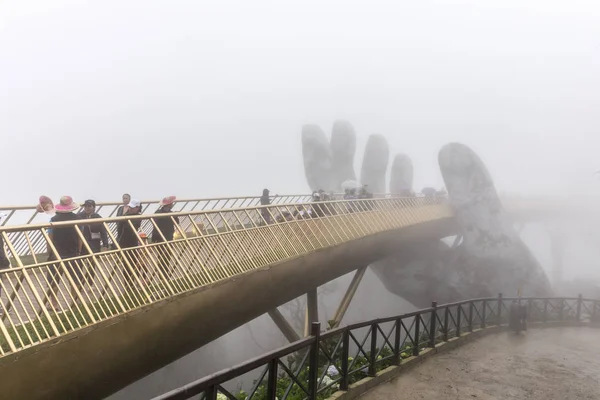 Danang, Vietnam - ENERO 04, 2019: Vista en la niebla del puente de oro en las colinas de Ba Na en Da Nang en días lluviosos — Foto de Stock