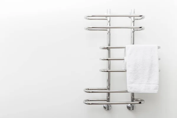 Secador de toalha de banho moderno no fundo da parede branca com espaço de cópia — Fotografia de Stock