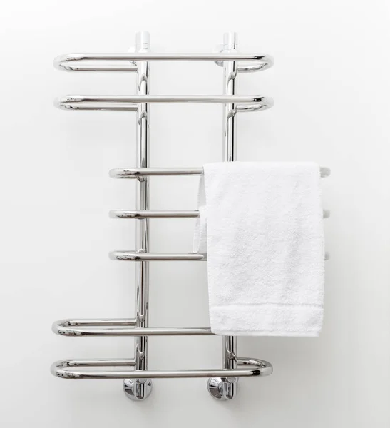 Secador de toalha de banho moderno no fundo da parede branca — Fotografia de Stock