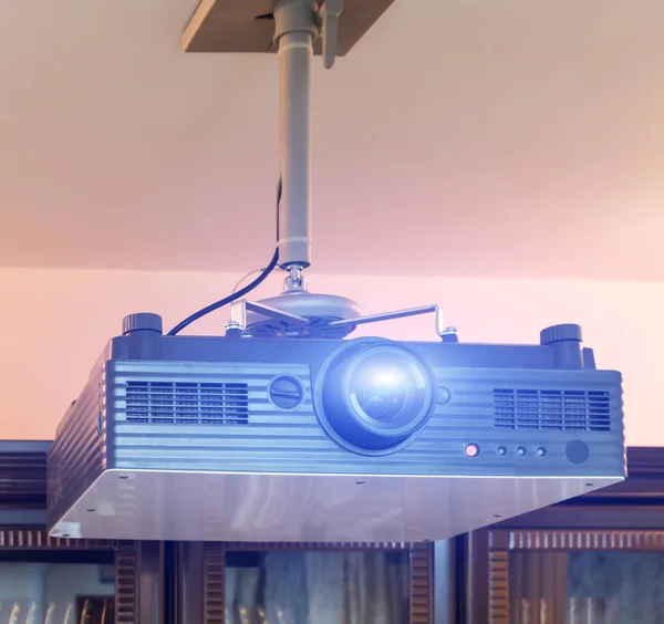 Počítačový projektor baterky modrá světelná erupce v konferenčním sále — Stock fotografie