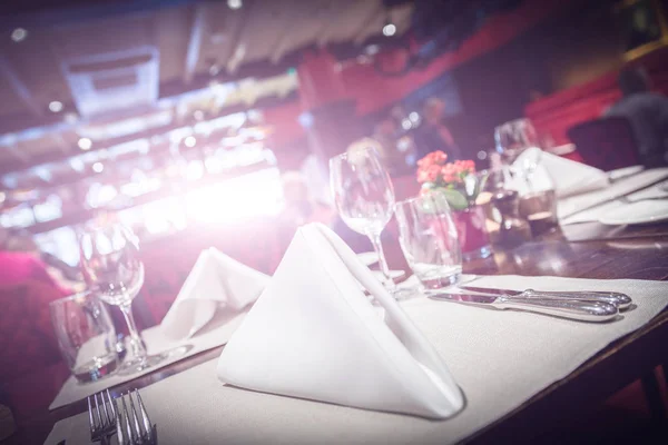 Configuração de mesa de restaurante com clarão brilhante — Fotografia de Stock