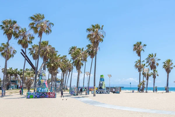 Venedik, Amerika Birleşik Devletleri - 21 Mayıs 2015: Ocean Front Walk at Venice Beach, Kaliforniya. Venice Beach La County en popüler plajlarından biridir — Stok fotoğraf