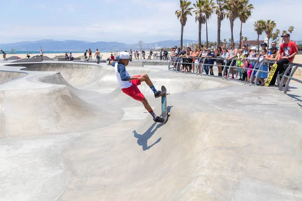 VENECIA, ESTADOS UNIDOS - 21 DE MAYO DE 2015: Paseo frente al mar en Venice Beach, Skatepark, California. Venice Beach es una de las playas más populares del Condado de Los Ángeles — Foto de Stock