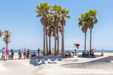 Venedik, Amerika Birleşik Devletleri - 21 Mayıs 2015: Venice Beach, Los Angeles, Kaliforniya'daki paten parkında pratik yapan patenci çocuk. Venice Beach La County en popüler plajlarından biridir