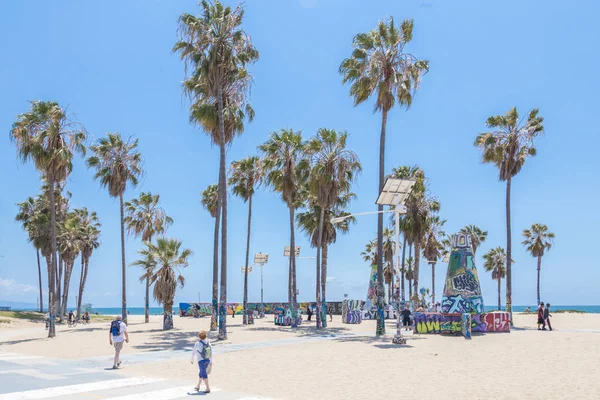 VENEZIA, LOS ANGELES, STATI UNITI - 21 MAGGIO 2015: Ocean Front Walk a Venice Beach, California. Venice Beach è una delle spiagge più popolari della contea di LA — Foto Stock