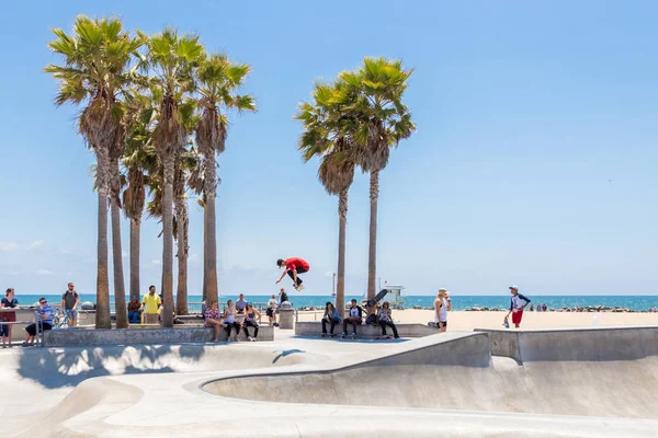 VENEZIA, STATI UNITI - 21 MAGGIO 2015: Skater boy che si allena allo skate park di Venice Beach, Los Angeles, California. Venice Beach è una delle spiagge più popolari della contea di LA — Foto Stock