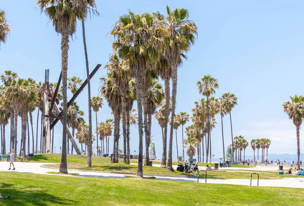 Venedik, Los Angeles, Amerika Birleşik Devletleri - 21 Mayıs 2015: Ocean Front Walk at Venice Beach, Kaliforniya. Venice Beach La County en popüler plajlarından biridir