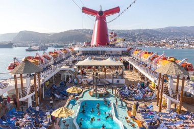 Ensenada, Meksika - 31 Mayıs 2015: Ensenada limanında bir yolcu gemisi Carnival Inspiration havuz alanının havadan görünümü.