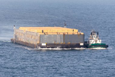 Long Beach, Kaliforniya, ABD - 30 Mayıs 2015: Güvertede kereste kargosu bulunan dökme yük gemisi devam ediyor