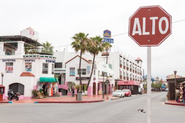 Ensenada, Meksika - 31 Mayıs 2015: Baja California'da San Diego'nun 80 mil güneyinde yer alan Ensenada Meksika şehrinin sokak manzarası