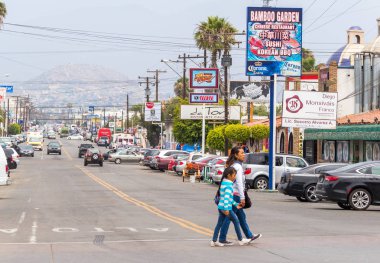 Ensenada, Meksika - 31 Mayıs 2015: Baja California'da San Diego'nun 80 mil güneyinde yer alan Ensenada Meksika şehrinin sokak manzarası