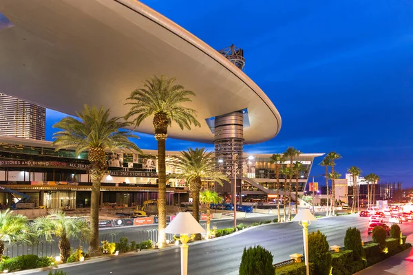 Las Vegas-29 maj, 2015: Fashion Show Mall i Las Vegas i skymningen. En av de största slutna gallerior i världen med över 250 butiker på Las Vegas Strip — Stockfoto