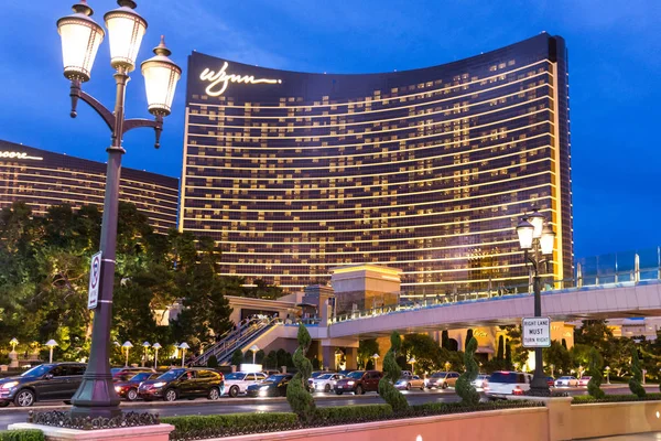 LAS VEGAS, USA 29 พฤษภาคม ค.ศ. 2015: WYNN Casino and Hotel at dusk in Las Vegas, USA — ภาพถ่ายสต็อก