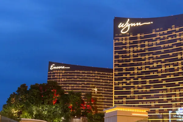 LAS VEGAS, USA 29 พฤษภาคม ค.ศ. 2015: WYNN Casino and Hotel at dusk in Las Vegas, USA — ภาพถ่ายสต็อก