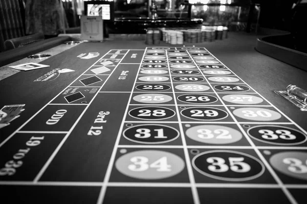 Mesa de ruleta en casino de lujo. Foto en blanco y negro — Foto de Stock