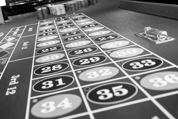Рулетка стол в роскошном казино. Черно-белое фото — стоковое фото