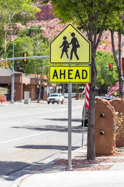 Crosswalk skylt mot gröna träd i små amerikanska staden — Stockfoto