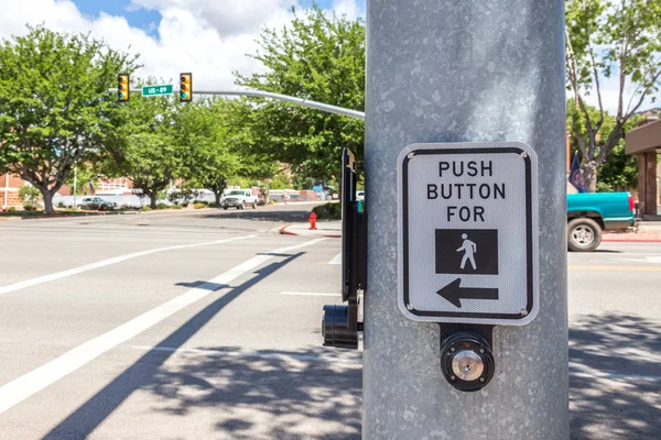 Bouton-poussoir pour le passage supérieur signe ona route aux États-Unis — Photo