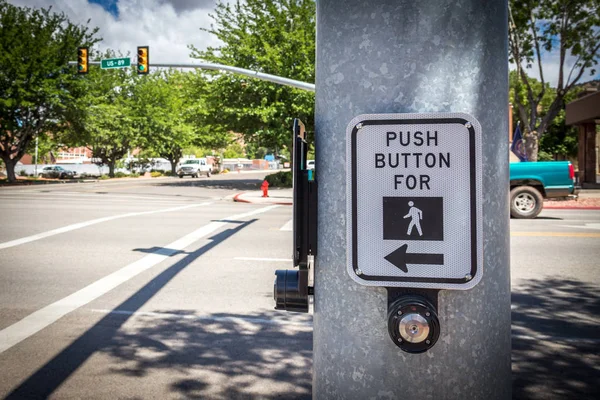 Tekan tombol untuk cross-walk sign ona road di Amerika Serikat — Stok Foto