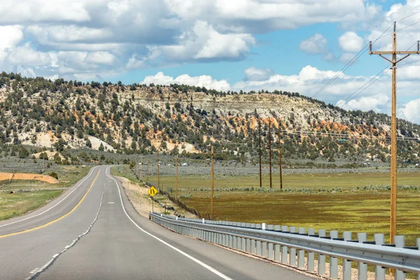 Schöne Autobahn in der Uta- Landschaft in den USA — Stockfoto