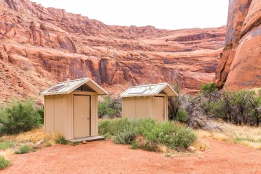 Utah, ABD'de Kırmızı kanyon milli parkında güneş panelleri ile Tuvalet