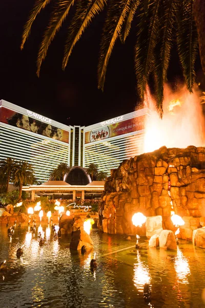 LAS VEGAS, EUA - MAIO 28, 2015: Mirage Hotel e Casino resort à noite com show vulcânico — Fotografia de Stock