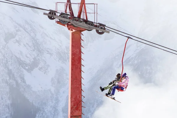 Dombai, Rusya - 3 Ocak 2014: Kafkas dağlarında insanlar açık lft yükseklikte kaldırıyor — Stok fotoğraf