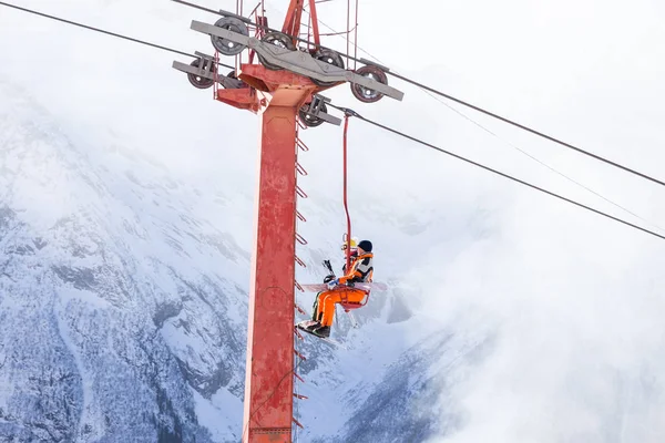 DOMBAI, VENÄJÄ - TAMMIKUU 3, 2014: Ihmiset nostavat auki korkealla Kaukasuksen vuoristossa — kuvapankkivalokuva