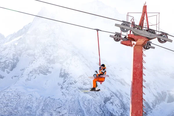 Dombai, Rusland-3 januari 2014: mensen heffen op open lft hoog in het Kaukasus gebergte — Stockfoto