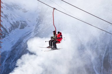 Dombai, Rusya - 3 Ocak 2014: Kafkas dağlarında insanlar açık lft yükseklikte kaldırıyor