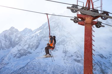 Dombai, Rusya - 3 Ocak 2014: Kafkas dağlarında insanlar açık lft yükseklikte kaldırıyor