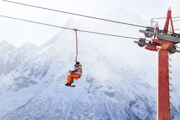 Dombai, russland - 3. januar 2014: Menschen heben auf offenem lft hoch oben in den kaukasusbergen — Stockfoto