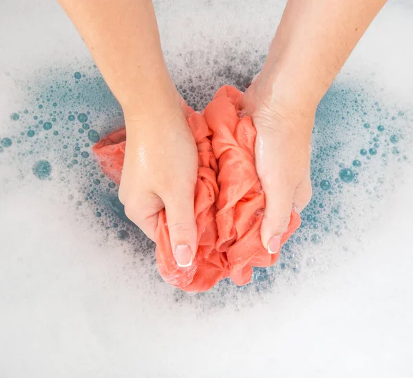 Las manos femeninas lavando ropa de color en el fregadero —  Fotos de Stock