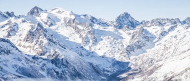 Mavi gökyüzü ve kar ile Mauntain buzul panoramik görünümü