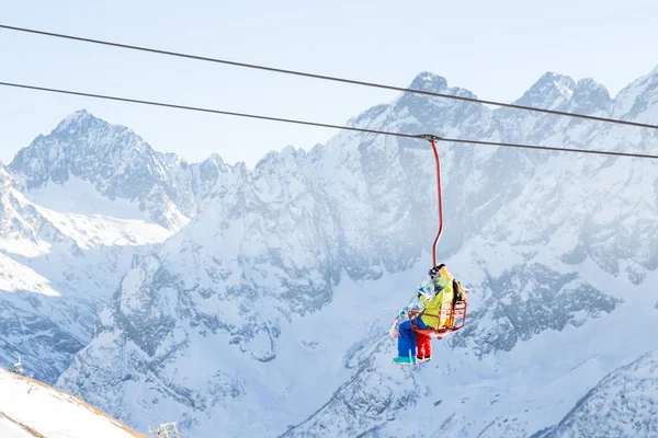 Люди поднимаются на лыжах в горах — стоковое фото