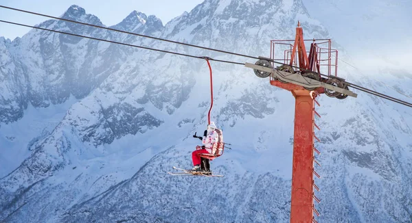 La gente está levantando en skilift en las montañas — Foto de Stock