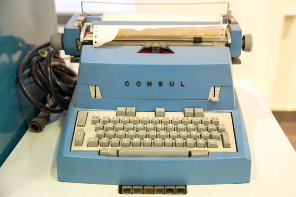 Moscú, Rusia - 20 de noviembre de 2013: Cónsul máquina de escribir de Zbrojovka Brno, Checoslovaquia, que comenzó a fabricar máquinas de escribir en 1932. El nombre CONSUL se utilizó por primera vez alrededor de 1953 —  Fotos de Stock