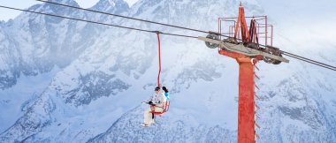 Dombai, Rusya - 3 Ocak 2014: Kafkas dağlarında insanlar açık lft yükseklikte kaldırıyor