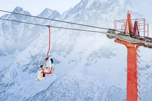 DOMBAI, RUSSIA - 3 GENNAIO 2014: La gente si solleva su un soppalco aperto in alto sulle montagne del Caucaso — Foto Stock