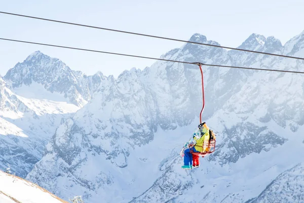 DOMBAI, RUSSIA - 3 GENNAIO 2014: La gente si solleva su un soppalco aperto in alto sulle montagne del Caucaso — Foto Stock