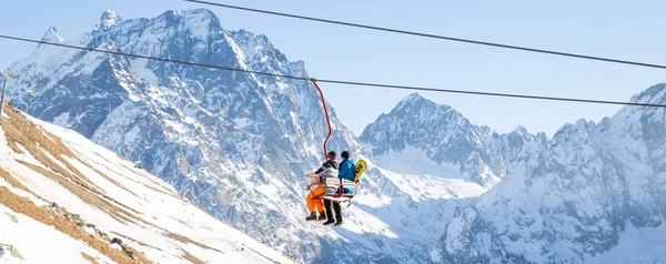 俄罗斯多拜 - 2014年1月3日：人们在高加索山脉的开阔高处举重 — 图库照片