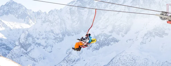 DOMBAI, RUSSIA - 3 GENNAIO 2014: La gente si solleva su un soppalco aperto in alto sulle montagne del Caucaso — Foto Stock